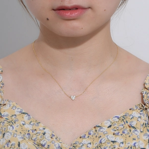 Vue rapprochée d'un collier en argent s925 doré avec pendentif cœur serti de zircons