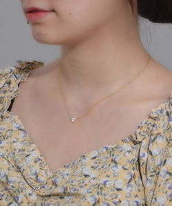 Détail du collier coeur en argent sterling 925 avec zircon porté par un mannequin