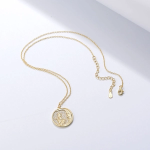 Macro shot of 925 silver gold kitty pendant with cubic zirconia and adjustable O-chain