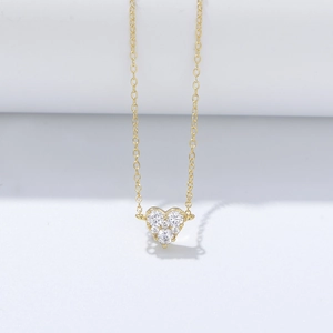 Vue détaillée d'un collier cœur en argent S925 plaqué or avec des zircons brillants