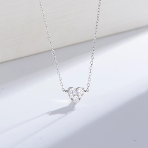 Détail de pendentif coeur en argent S925 serti de zircons brillants sur chaîne fine