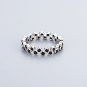 Detail of S925 sterling silver ring featuring double-row inlaid black zircon stones