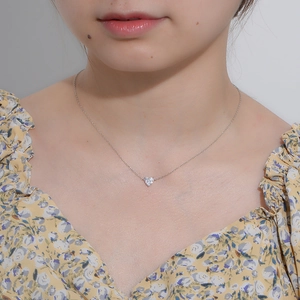 Collier cœur minimaliste en argent 925 avec zircons pavés porté par un mannequin