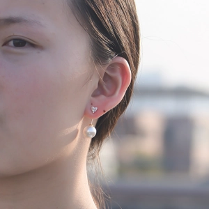 Boucles d'oreilles cœur en argent S925 avec perles et cristaux portées par un mannequin