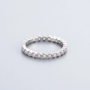 Detailed view of s925 silver hexagonal honeycomb ring with sparkling cubic zirconia inlay
