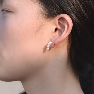 Elegant 4-pearl curved stud earrings in gold-plated sterling silver on female model