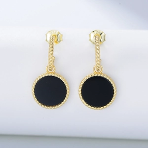 Vue détaillée du poinçon argent 925 sur les boucles d'oreilles en onyx noir rétro