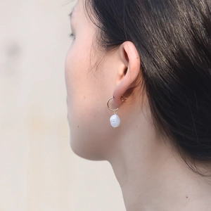Vue détaillée d'une boucle d'oreille en argent s925 doré avec perle de culture baroque