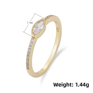 Detailansicht eines S925 Sterlingsilberrings mit Marquiseschliff und 925er Stempel