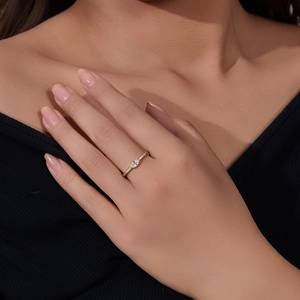 Detaillierte Makroansicht eines Marquise-Schliff Steins auf einem goldenen Ring
