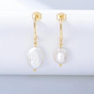 Boucles d'oreilles en argent S925 doré avec perles d'eau douce baroques sur socle blanc