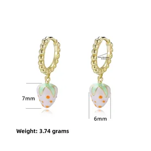 Gros plan de boucles d'oreilles fraise en argent S925 et émail avec détails 7mm