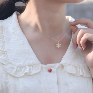 Elegance gold S925 silver snowflake necklace with micro-paved zircons worn by a model