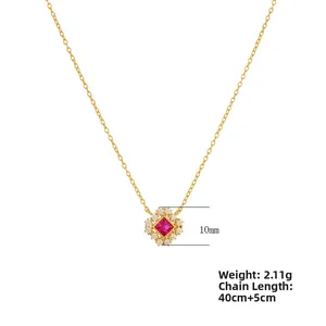 Dettaglio della collana con pendente in zircone rosso, altezza 10mm e catena oro 40 più 5cm