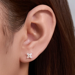 Sparkling four-leaf clover stud earrings with marquise-cut zircon in gold plating