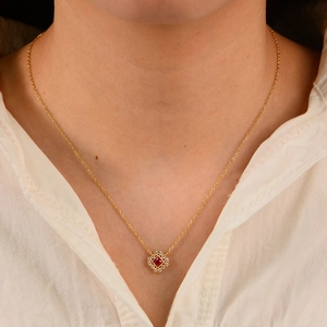 Collana in oro con ciondolo rubino quadrato e contorno di zirconi scintillanti