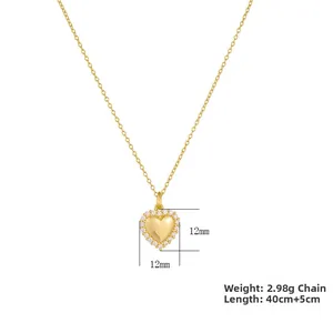Gros plan d'un collier pendentif coeur avec zircons blancs, taille 12 mm par 12 mm