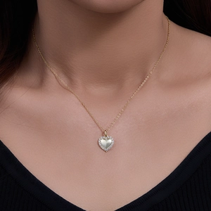 Collier élégant en argent avec pendentif cœur serti de zircons porté par un mannequin