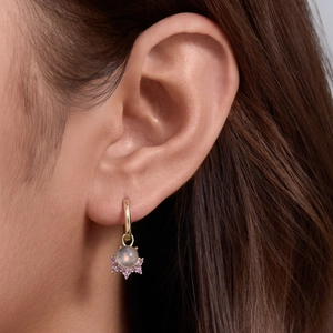 Orecchino a cerchio in argento 925 placcato oro con labradorite tonda e zirconi viola