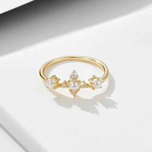 Anello elegante in argento dorato con tre perle tonde e pietre di zircone bianco lucenti