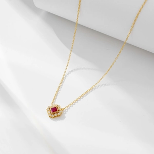 Dettaglio della collana dorata con rubino quadrato e zirconi bianchi brillanti