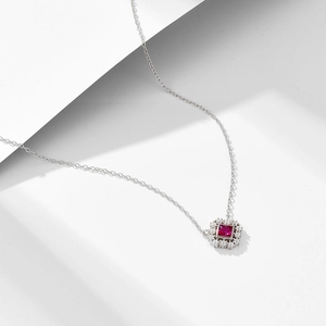 Elegante collana in argento con ciondolo in zircone rosso quadrato e montatura halo diamanti