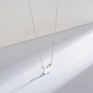 Detailansicht eines minimalistischen S925 Sterlingsilber Schmetterlingsanhängers an Kette