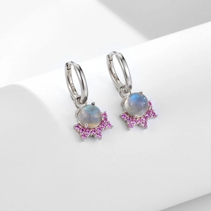 Orecchini in argento 925 con labradorite circolare e dettagli in pietre rosa