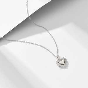 Collier élégant avec pendentif cœur en argent, cercle de zircons et chaîne fine métallique