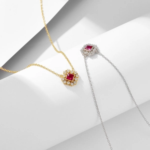 Elegante collana geometrica con ciondolo in rubino e zirconi in finitura oro e argento