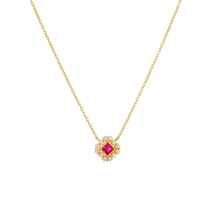 Elegante collana d'oro con gemma rosa quadrata e alone di zirconi su sfondo bianco
