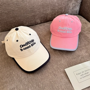 Casquettes de baseball brodées classiques en crème et rose avec calotte profonde et bord large