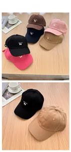 Détail de casquettes de baseball en coton avec broderie chat en plusieurs couleurs sur bois