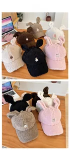 Dettaglio del cappello in lana d'agnello con orecchie di coniglio 3D e ricami carini