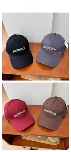 Détail de la broderie BROOKLYN sur des casquettes de baseball vintage multicolores
