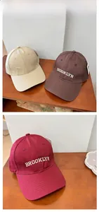 Détail de casquettes de baseball en coton avec broderie Brooklyn en trois coloris variés