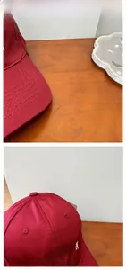 Détail d'une casquette en coton bordeaux avec broderie Brooklyn blanche et surpiqûres