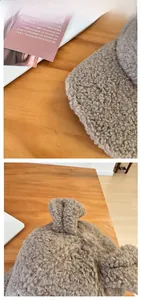 Dettaglio della texture in lana d'agnello e orecchie da coniglio sul cappello caffè