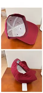 Détails d'une casquette bordeaux en sergé de coton avec boucle de réglage en métal argenté