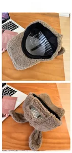 Dettaglio del cappello da baseball in pile marrone con orecchie e fodera in tessuto nero