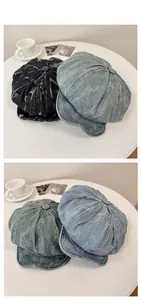 Vue à plat de casquettes Gavroche en denim vieilli en noir, bleu et vert grisâtre