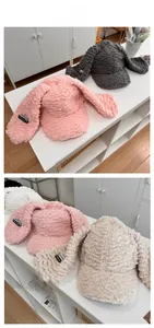 Détail des casquettes de baseball en laine d'agneau avec de mignonnes oreilles de lapin
