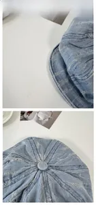 Détail de la casquette gavroche en denim bleu avec texture usée et bouton supérieur