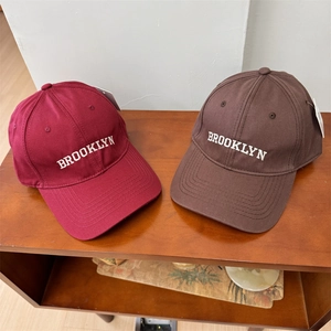 Casquettes de baseball classiques Brooklyn brodées en bordeaux et marron sur bois