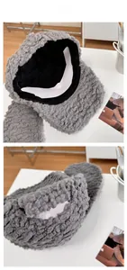 Détail de la casquette grise en laine d'agneau avec cache-oreilles et texture douce