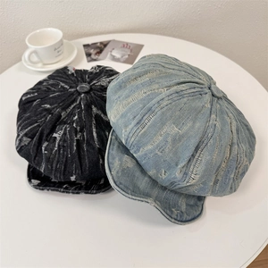 Casquettes gavroche vintage en denim noir et bleu clair avec détails déchirés