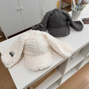 Casquettes de baseball en laine d'agneau avec oreilles de lapin beige et gris foncé