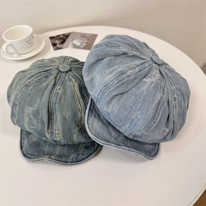 Casquettes gavroche vintage en jean délavé bleu clair et moyen pour un style rétro
