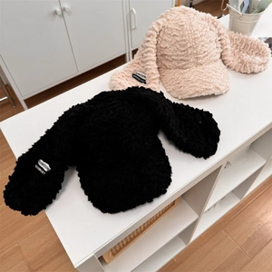 Casquette de baseball en laine d'agneau avec longues oreilles de lapin en beige et noir