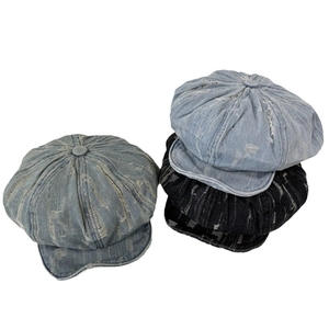 Casquettes octogonales en denim délavé bleu et noir avec des détails de déchirures